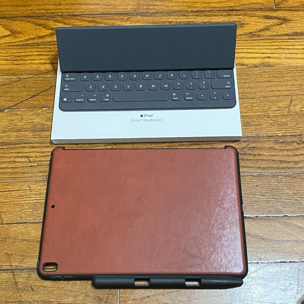 Apple iPad Smart Keyboard A1829 bundle